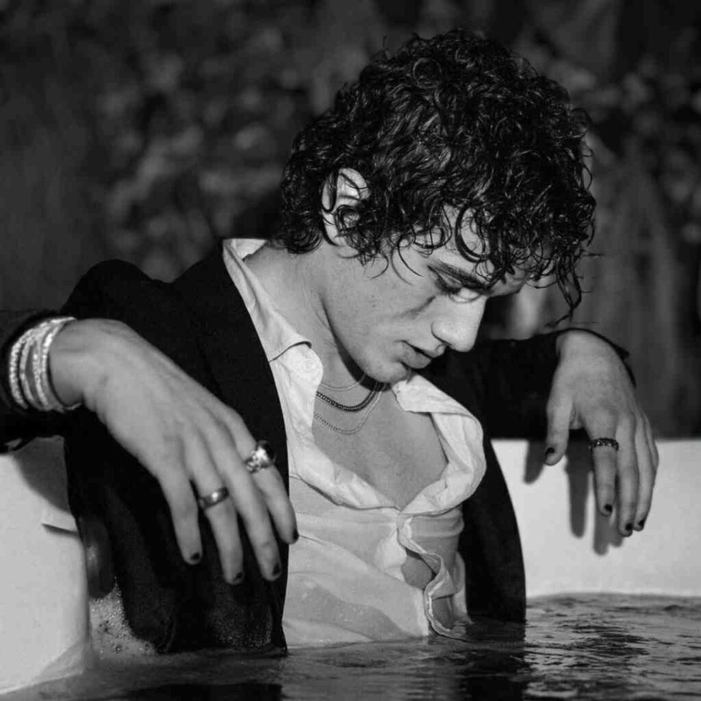 Mirror Pic Blur DP for Instagram Boy