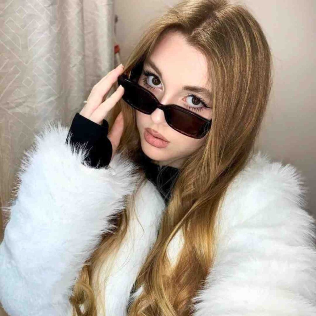 Simple Girl Profile Pic