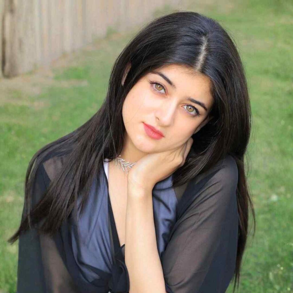 Simple Girl Profile Pic