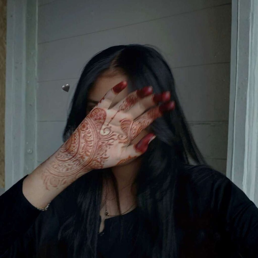 Simple Girl Profile Pic