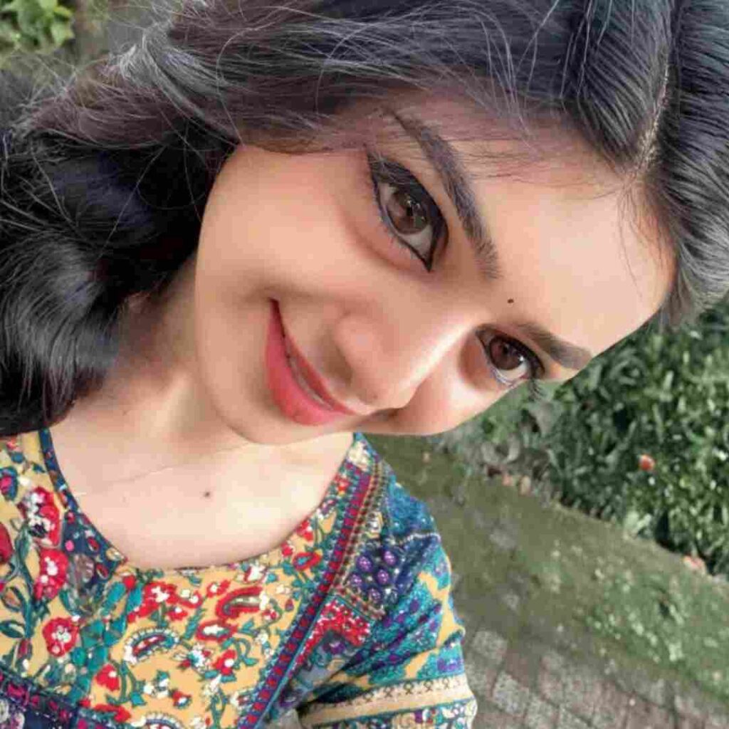 Simple Girl Profile Pic