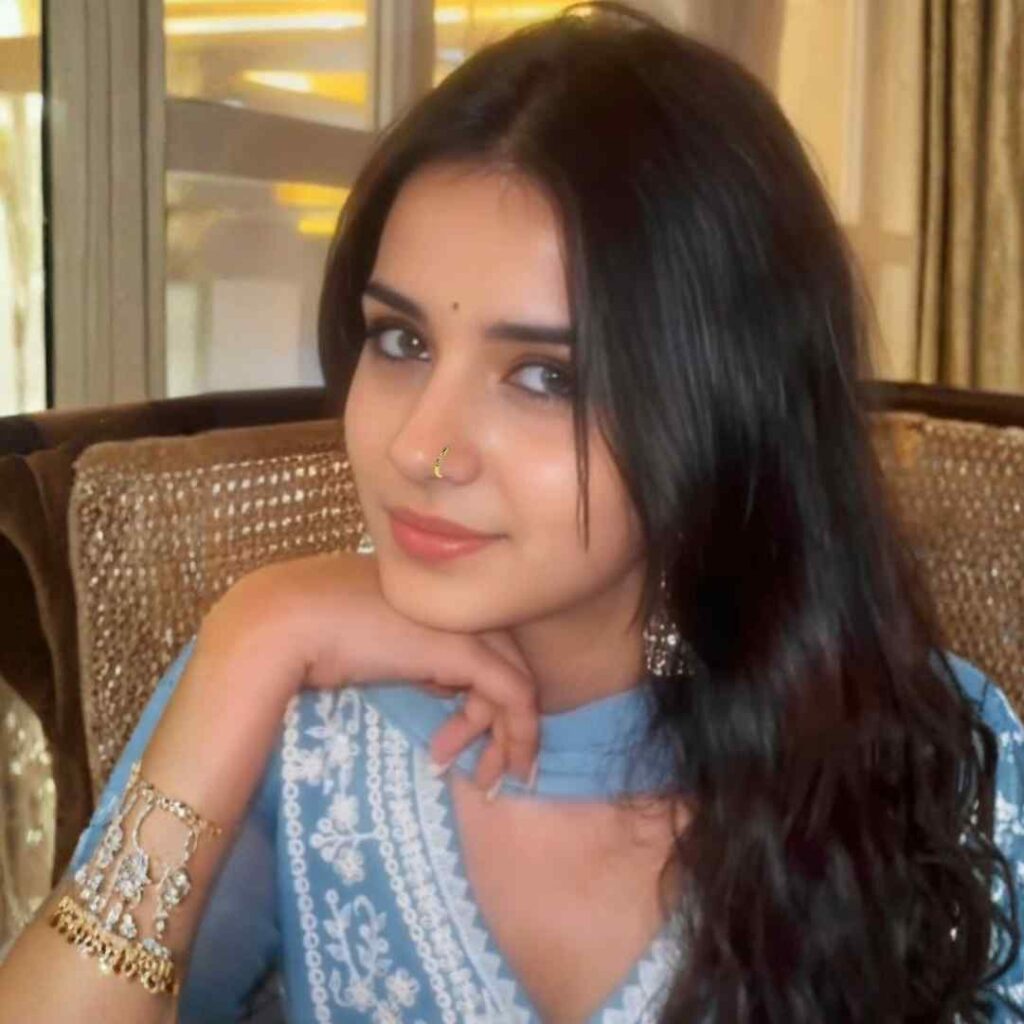 Simple Girl Profile Pic